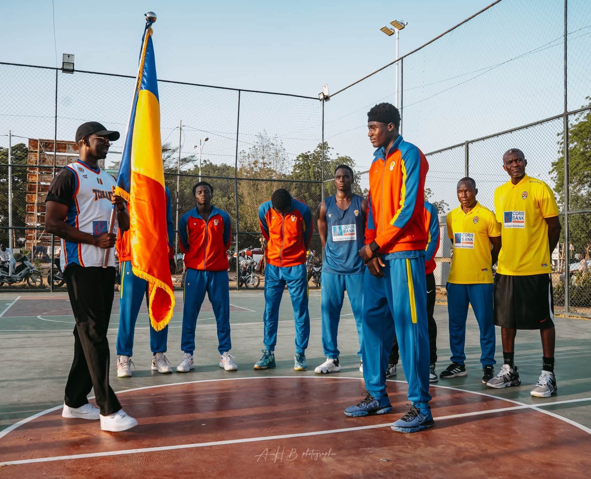 Le drapeau national remis aux SAO U18 avant leur départ pour l'AfroBasket